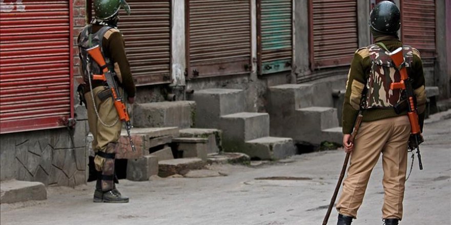 India: Police crack down on Muslim prayer in open