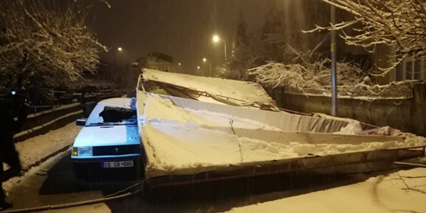 Kar yağışı nedeniyle taziye çadırı çöktü 2 otomobil hasar gördü