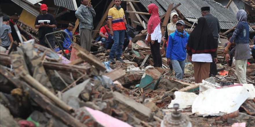 Indonesians await aid in tsunami-struck areas