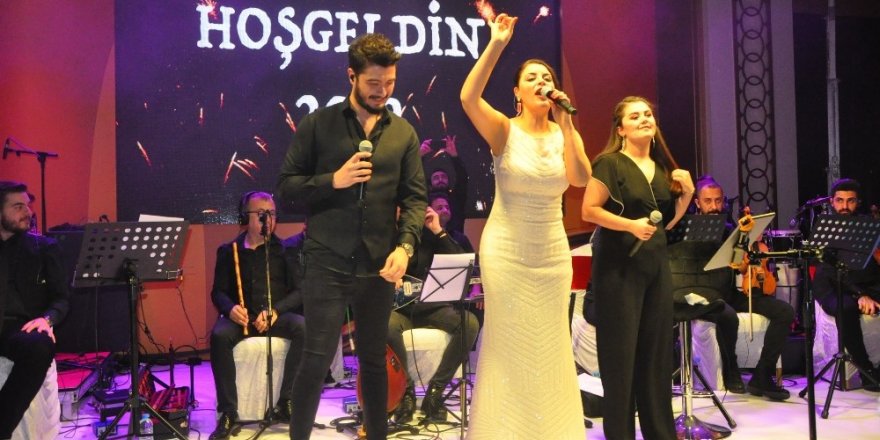 Sandıklı 2019’a ünlü sanatçı Zara ile girdi