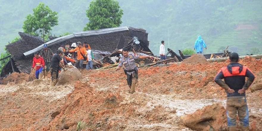 Indonésie /glissement de terrain : 2 morts et des dizaines de disparus