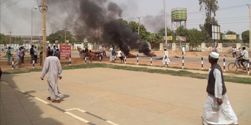 Reprise des manifestations à Port-SoudanLes manifestations contre la dégradation des conditions économiques ont repris jeudi, dans la ville de Port-Soudan, dans l'est du Soudan.  Des témoins ont déclaré à Anadolu que le