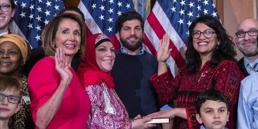 Etats-Unis : Rashida Tlaib prête serment au Congrès vêtue d’une robe palestinienne