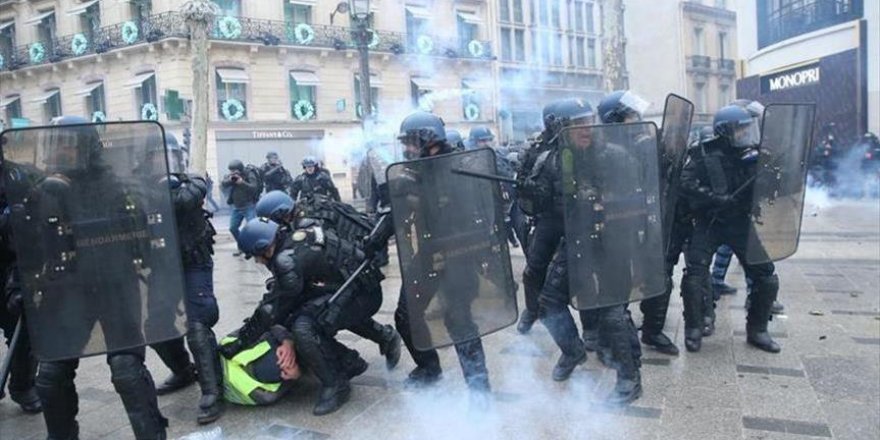 France: des gilets jaunes défoncent l’entrée d’un ministère (porte-parole du gouvernement)