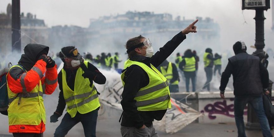 France/Gilets jaunes: incendies et heurts en cours à Paris