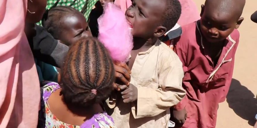 Afrique / Cameroun : Des orphelins africains heureux de découvrir la "barbe à papa"