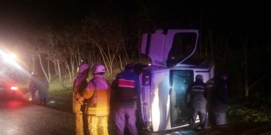 Mültecileri taşıyan minibüs TEM otoyolunda devrildi