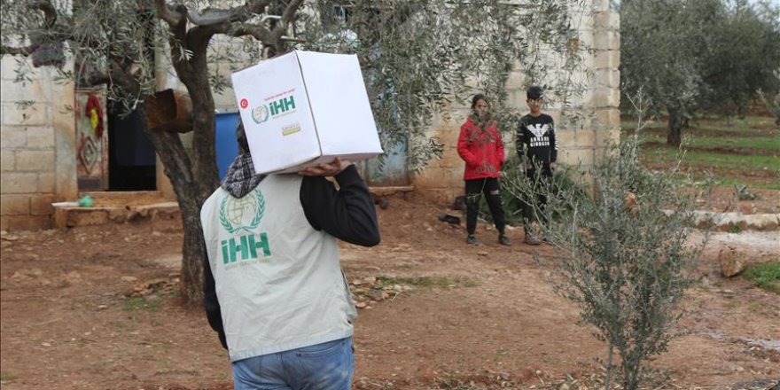 La fondation turque IHH distribue de l'aide alimentaire à Afrin