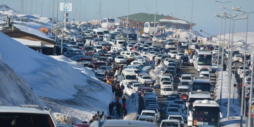 Erciyes Kayak Merkezi’ndeki trafik İstanbul trafiğini aratmadı