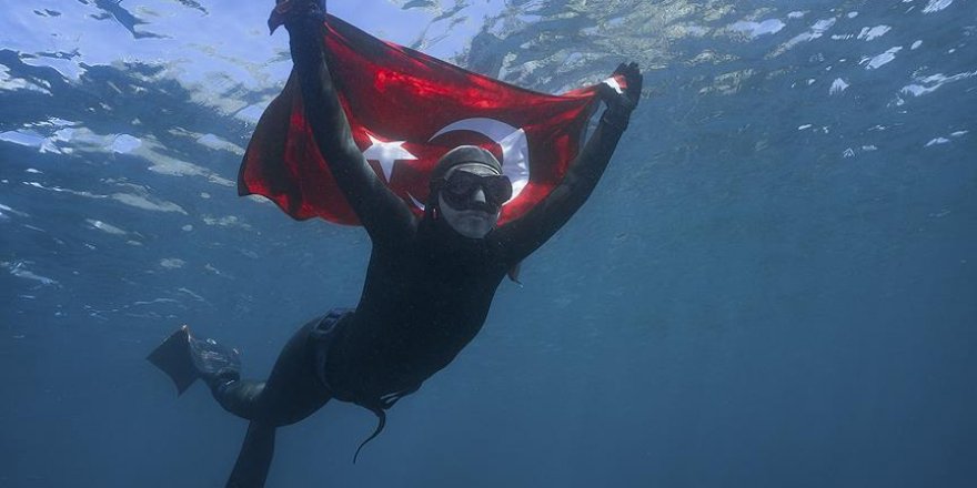 Première plongée en apnée dans les eaux glaciales de l'Antarctique