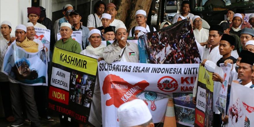 Indonesia: Protestors gather in front of Indian embassy