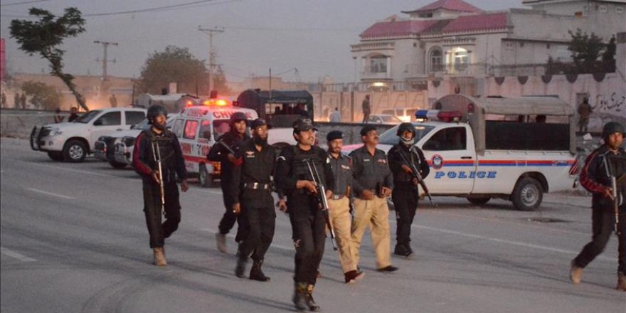 Gunmen kill 4 police officers in NW Pakistan