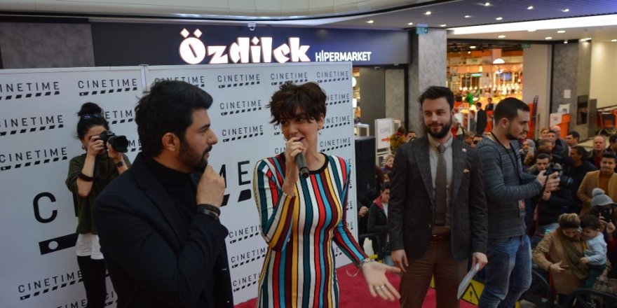 Bergüzar Korel ve Engin Akyürek Bursa’da hayranlarıyla buluştu