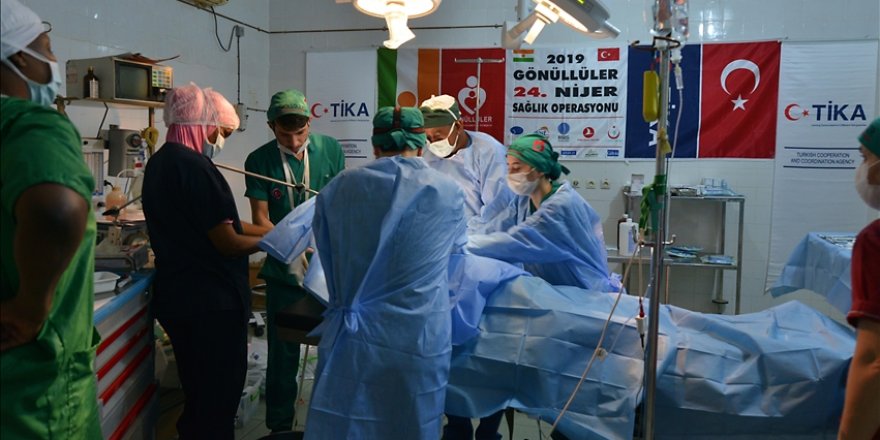 Turkish aid workers provide health services in Niger