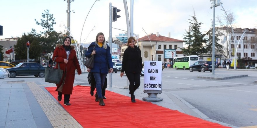 Kadınların yollarına kırmızı halı serdiler