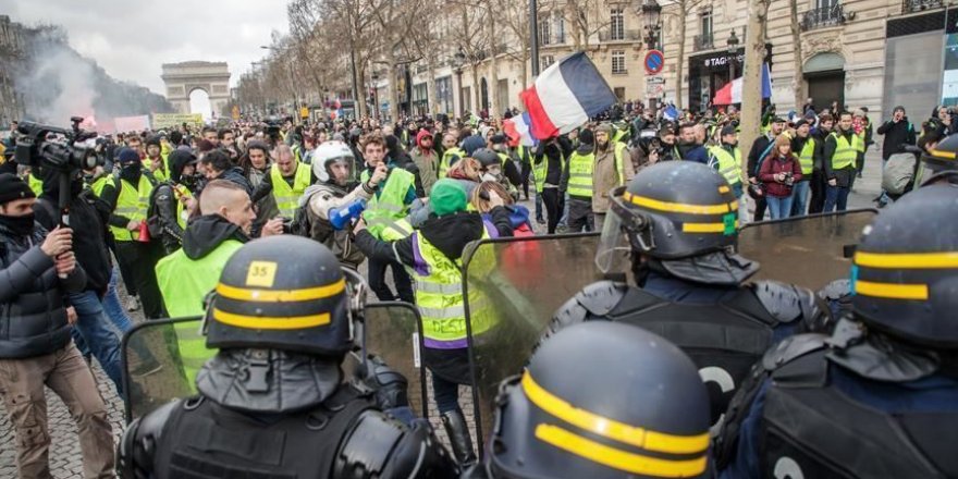 France/Gilets jaunes: des échauffourées signalées à Paris en marge de l'acte 18