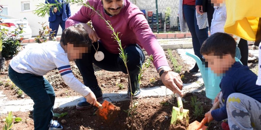 Ünlü oyuncu hükümlü çocuklarıyla fidan dikti