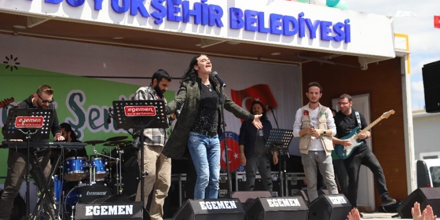 Murat Kekilli’den Suriyeli çocuklara konser