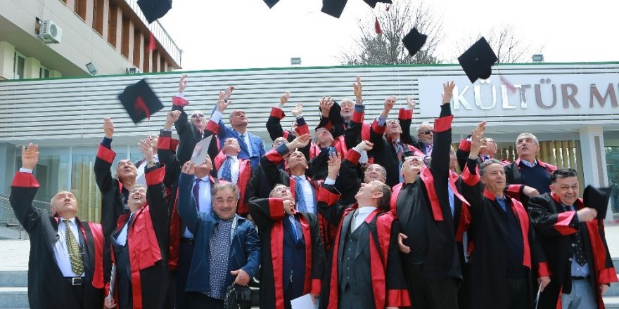 Atatürk Üniversitesi mezunu doktorlar, 40 yıl sonra kep atarak yemin etti
