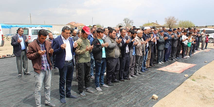 Yunak’ta çiftçiler yağmur duasına çıktı