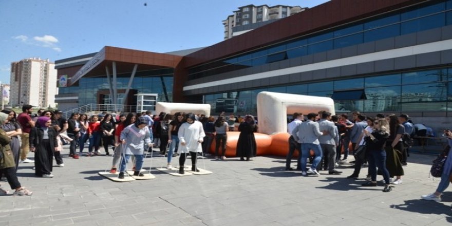 Melikgazi Belediye Başkanı Dr. Mustafa Palancıoğlu, “Üniversiteye hazırlanan öğrencilerimize moral etkinliği ve eğlencesi”
