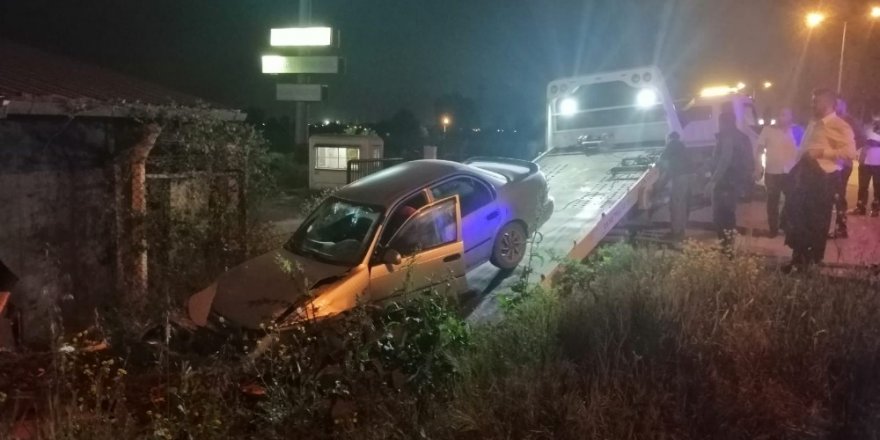 Ehliyetsiz genç önce bariyere, ardından bekçi kulübesine çarptı: 2 yaralı
