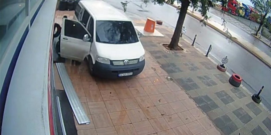 Güpegündüz yaşanan lastik hırsızlığı kamerada