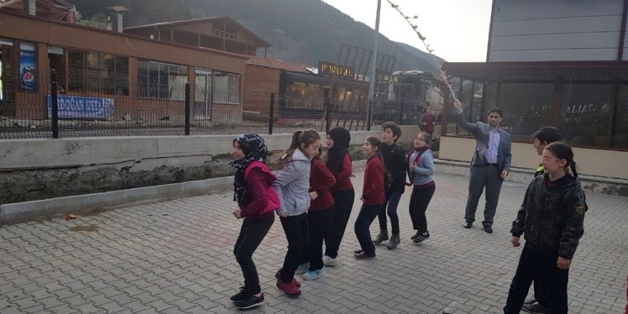 Kaymakam ip salladı, öğrenciler atladı
