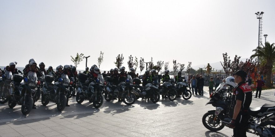 Motosikletli polislerden ayyıldız şov