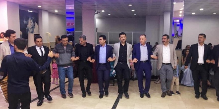 Gezer, genç çiftlerin mutluluklarına ortak oldu