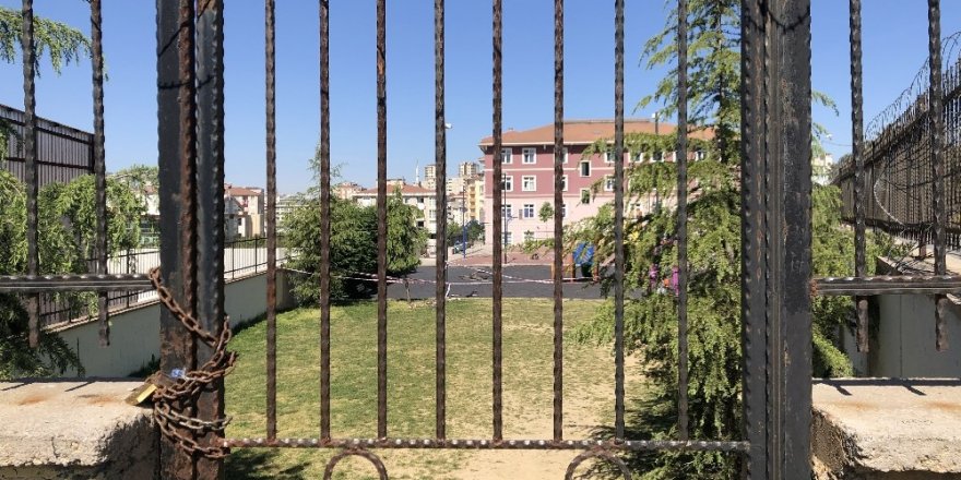 Sancaktepe’de çatlaklar meydana gelen park mühürlendi