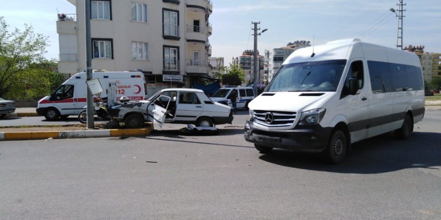 Minibüs ile otomobil çarpıştı: 2 yaralı