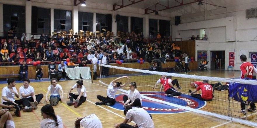 Liseli öğrenciler Paravolley takımı ile maça çıktı