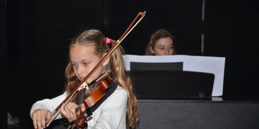 Kuşadası Müzik ve Balo Ortaokulu öğrencilerinden dönem sonu konseri