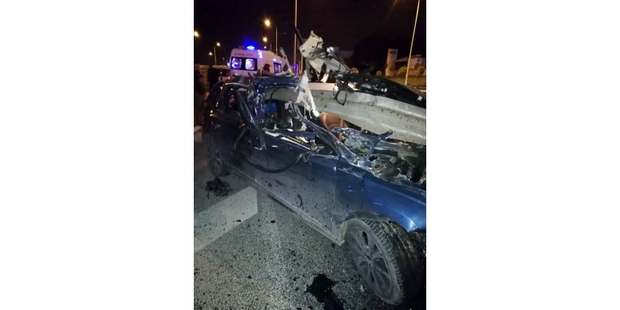 Otomobil bariyerlere ok gibi saplandı: 1 yaralı