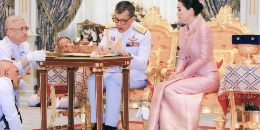 Tayland KralÄ± Maha Vajiralongkorn, kiÅisel gÃ¼venliÄinden sorumlu Orgeneral Suthida Vajiralongkorn Na Ayudhya ile evlendiÄini duyurdu. ile ilgili gÃ¶rsel sonucu