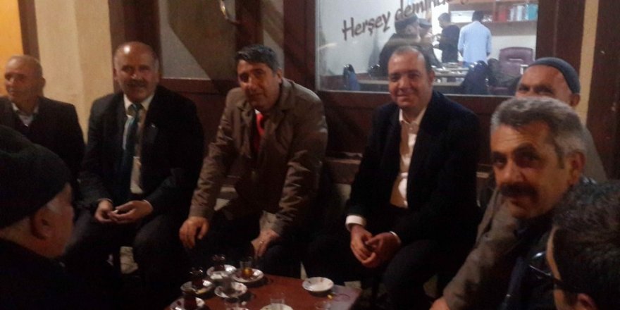Kaymakam ve Belediye Başkanı iftar sonrası vatandaşlarla çay içip sohbet etti