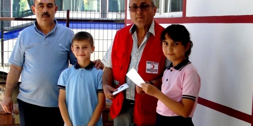 Harçlıklarının biriktirip Kızılay’a bağışladılar