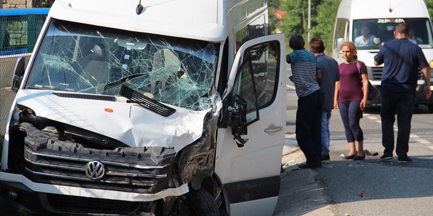 Marmaris'te Rus turistleri taşıyan minibüs tırla çarpıştı: 18 yaralı