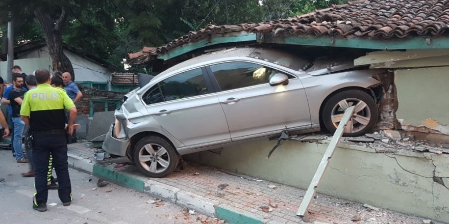 Bursaâda UludaÄâda turistleri taÅÄ±yan midibÃ¼sÃ¼n frenleri patladÄ±. MidibÃ¼sÃ¼n Ã¶nÃ¼nde sÃ¼rÃ¼klenen bir otomobili otele Ã§arparken, kazada aynÄ± aileden 2âsi Ã§ocuk 4 kiÅi yaralandÄ±. ile ilgili gÃ¶rsel sonucu