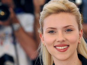 Scarlett Johansson anne oldu