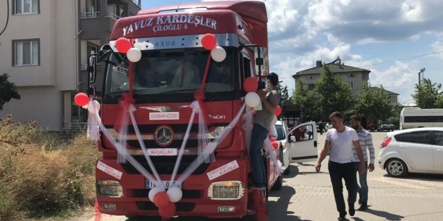 Nakliyeci kardeşler, tırı sünnet aracı yaparak çocuklarını gezdirdiler.