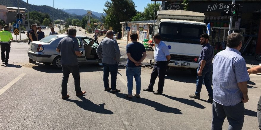 Kırmızı ışıkta geçen otomobil kaza yaptı, 3 yaralı