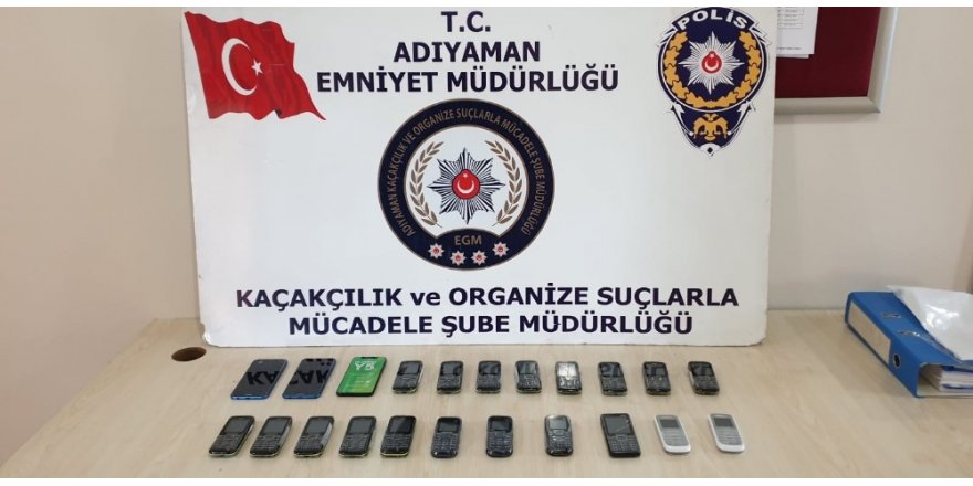 Şüpheli otomobilde kaçak cep telefonları ele geçirildi
