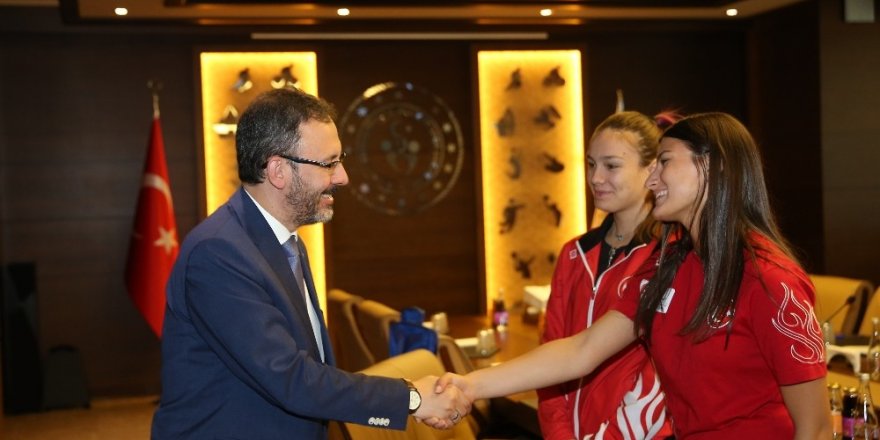 Bakan Kasapoğlu milli eskrimcileri kabul etti