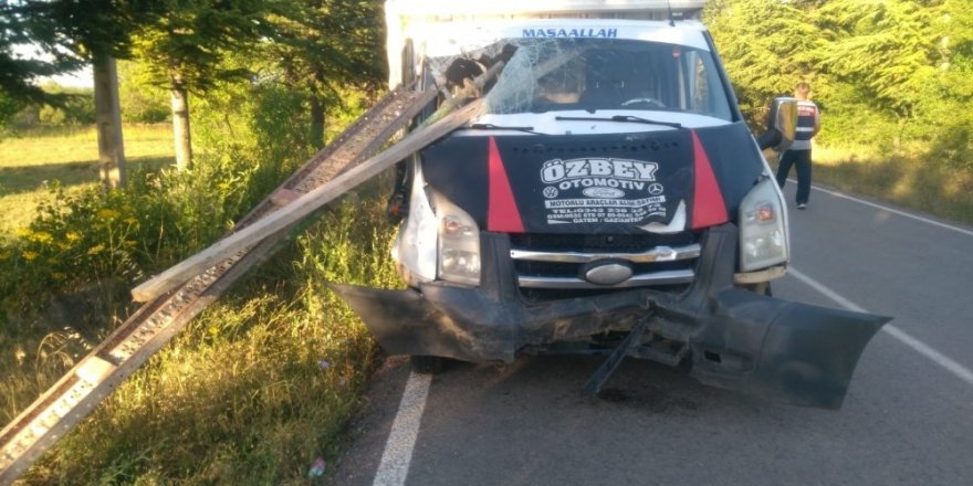 Isparta’da feci kaza: Pat pattaki demirler kamyonete ok gibi saplandı