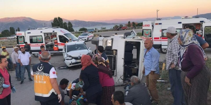 Tarım işçilerini taşıyan minibüs otomobille çarpıştı: 11 yaralı