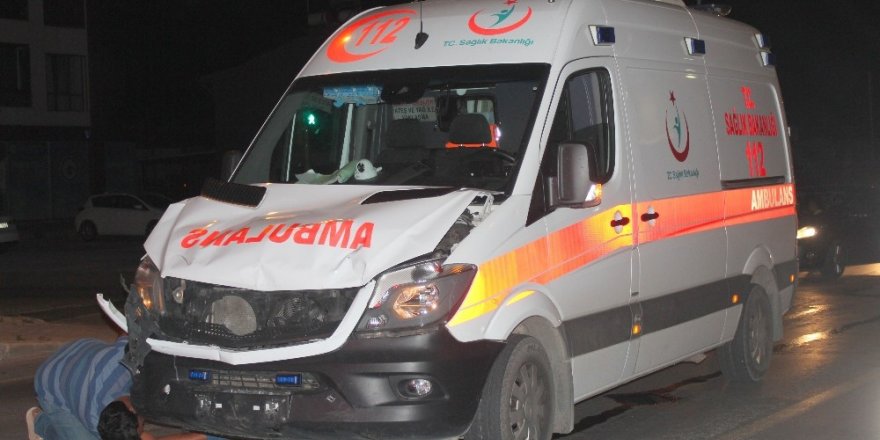 Can kurtarmaya giden 112 ekibi motosiklete çarptı: 2 yaralı