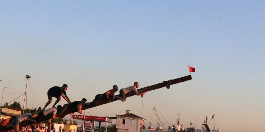 Yağlı direkten bayrak alma yarışı nefes kesti