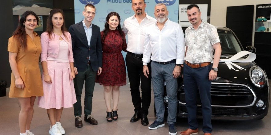 Wee Baby kazanan talihlisine arabasını teslim etti
